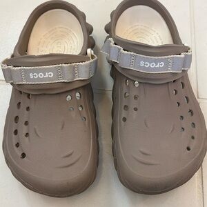 Men’s 6, Women’s 8 taupe color crocs